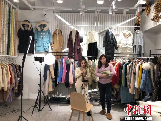 江苏传统纺织服装业试水网红经济 老板变主播“带货”