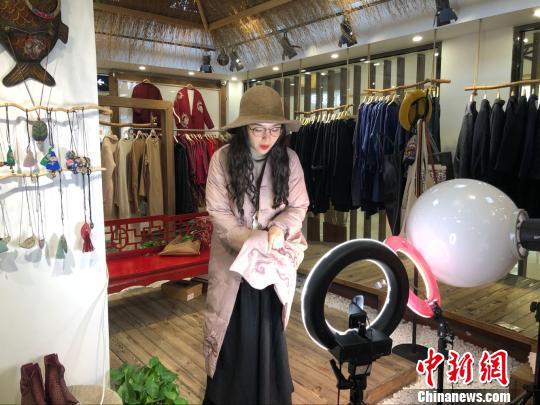 江苏传统纺织服装业试水网红经济 老板变主播“带货”
