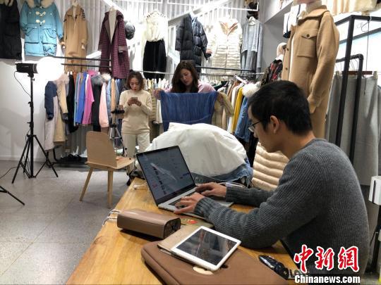 江苏传统纺织服装业试水网红经济 老板变主播“带货”
