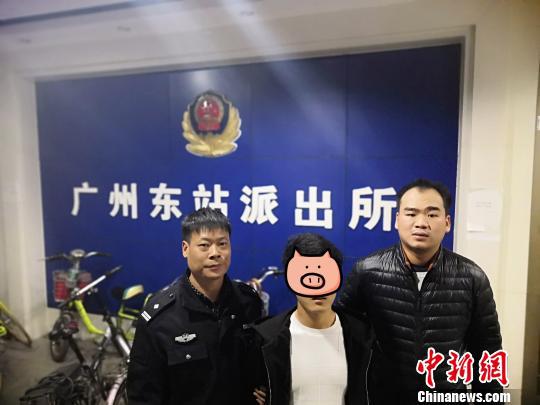 两民警押解嫌疑人黄某某 李晓英 摄