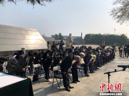清明节当天的5日,纪念馆举行“南京大屠杀死难者遗属2019年清明祭仪式暨南京大屠杀幸存者后代传承记忆行动启动仪式”。图为参加清明祭仪式的中日人士向南京大屠杀死难者行鞠躬礼。 朱晓颖 摄