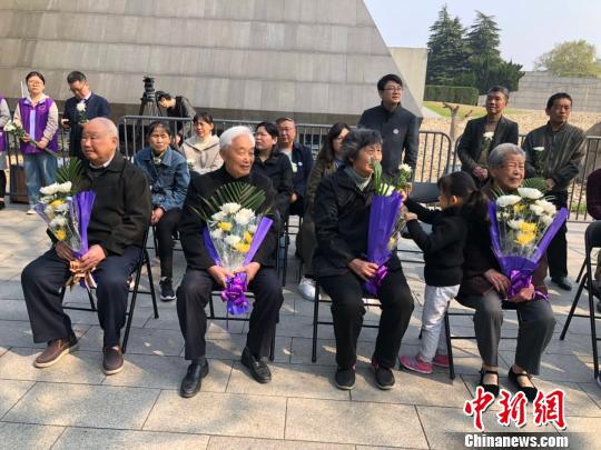 清明节当天的5日,纪念馆举行“南京大屠杀死难者遗属2019年清明祭仪式暨南京大屠杀幸存者后代传承记忆行动启动仪式”。图为参加仪式的南京大屠杀幸存者及南京大屠杀死难者遗属代表。 朱晓颖 摄
