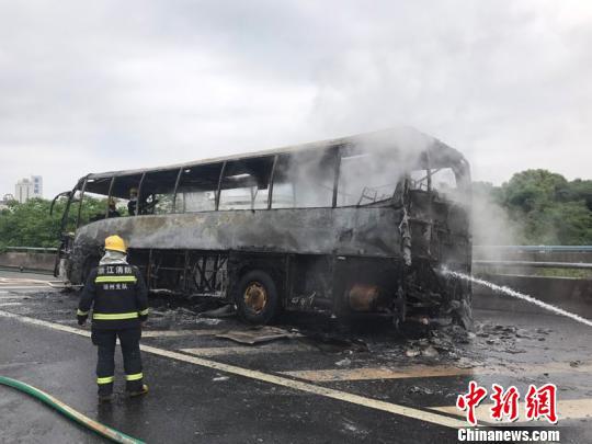 大巴车被烧得只剩下“铁架子”