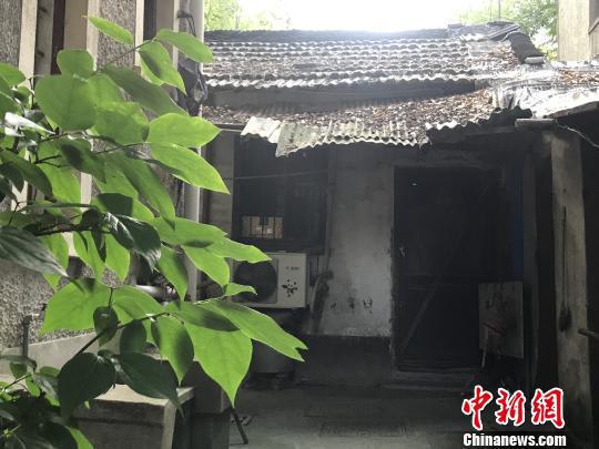 单价达17/平的天价棚户房,屋顶已经摇摇欲坠。
