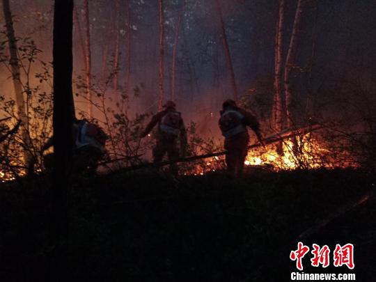 图为森林消防指战员连夜扑救。 刘云鹏 摄