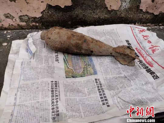 现场发现的迫击炮。钟欣 摄 钟欣 摄