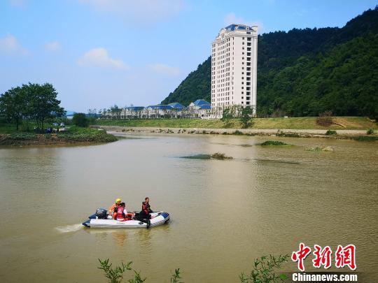 浙江安吉父子二人落水遇险 消防队员施救被水冲走失联