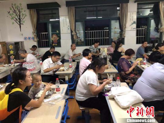 杭州因路面塌陷疏散792户居民 安置工作有序进行