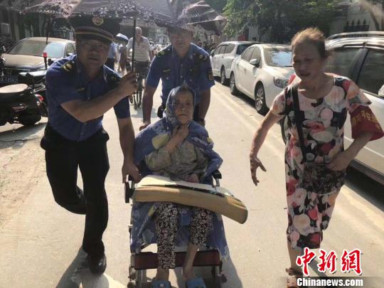 杭州因路面塌陷疏散792户居民 安置工作有序进行