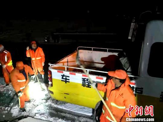 图为道路清雪。李学鹏 摄