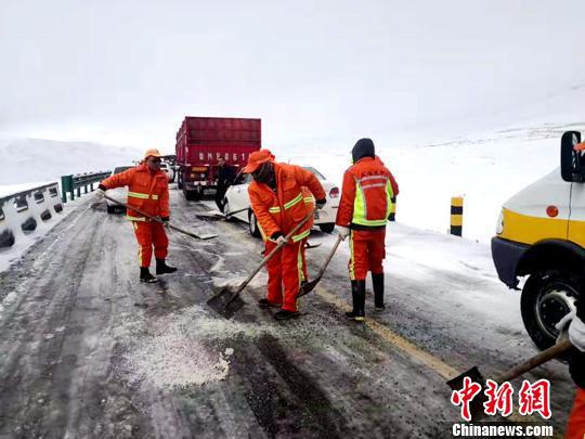 图为道路清雪除冰。李学鹏 摄
