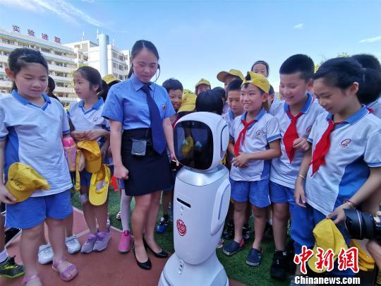 资料图:人工智能普法机器人走进小学开展普法宣传活动。 陈龙山 摄