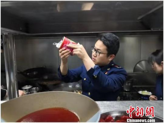 杭州市市场监管局对该市20家“外婆家”门店进行突击检查。