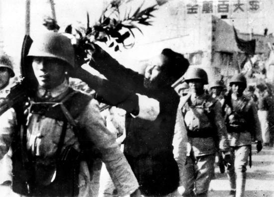 解放军与欢迎群众