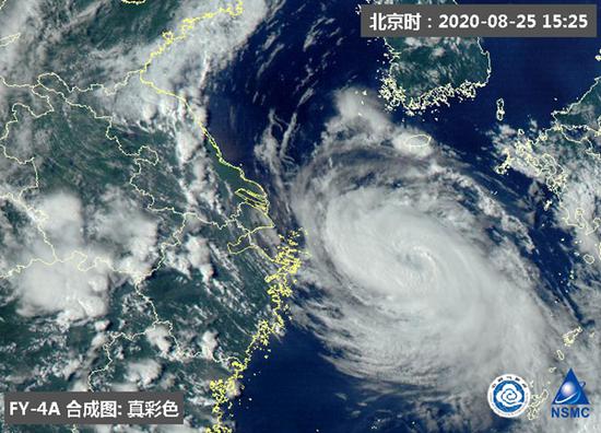 台风“巴威”25日下午高清卫星云图。