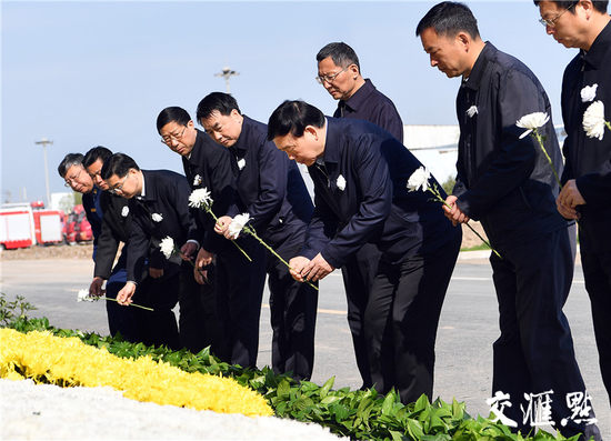 悼念仪式上,省委书记娄勤俭在花坛前献花,寄托哀思。交汇点记者张筠摄
