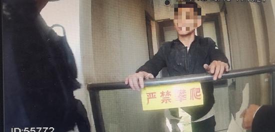 小偷26楼爬窗行窃遇房主 房主边安抚边报警