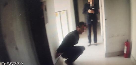 小偷26楼爬窗行窃遇房主 房主边安抚边报警