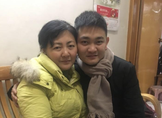 朱晓娟与儿子在一起。受访者供图