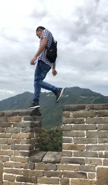 男子攀爬长城"飞檐走壁" 旁人苦劝:下来吧谢谢您了