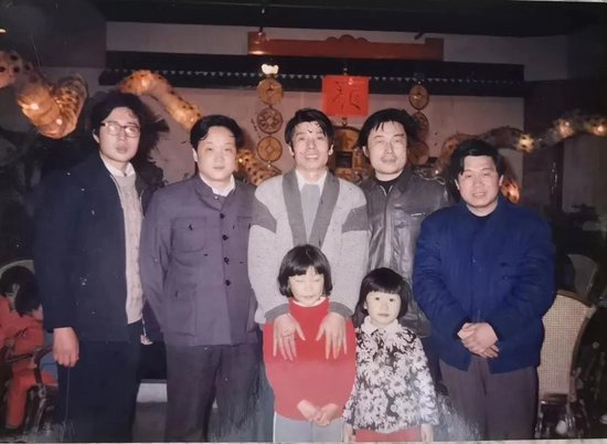 1988年秦剑铭、宋玉明、贺超兵先生于南京丁山宾馆的作品前合影