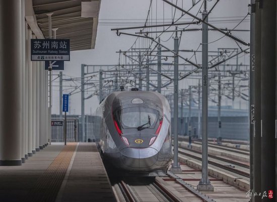 列车(试运行)驶出苏州南站,向上海行驶