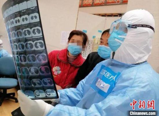 李全业给患者看片子。 严都仁 摄