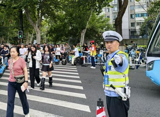 交警在钟山风景区周边道路指挥疏导客流