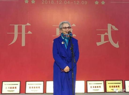 江苏省美协副主席胡宁娜代表省美协致辞,并向奋战在公安美术战线的干警致敬。