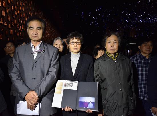 刚刚 南京大屠杀幸存者照片墙的灯又熄了两盏