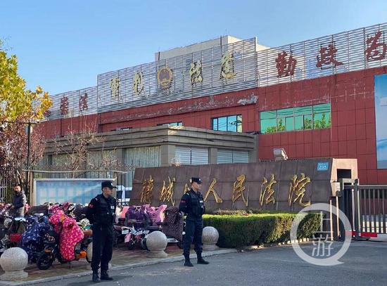 11月20日,德州前首富张洪波在被抓三年半后在德州德城区人民法院受审。 本文图片均来自上游新闻