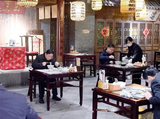 张敬华来到南京大牌档，出示绿色的“苏康码”后入店就座，品尝鸭血粉丝汤等小吃。  南报融媒体记者 崔晓  摄