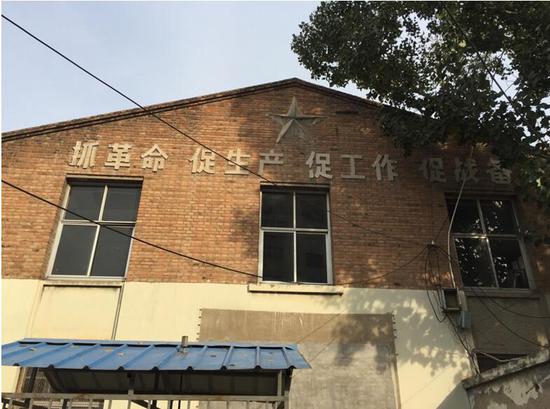 1966年生产出我国第一辆轻型面包旅行车填补了国内市场的空白