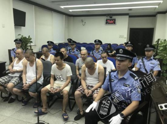 为“碰瓷”更逼真 男子残忍打断团伙成员胳膊