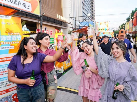 &nbsp;外国友人打卡南京啤酒节。
