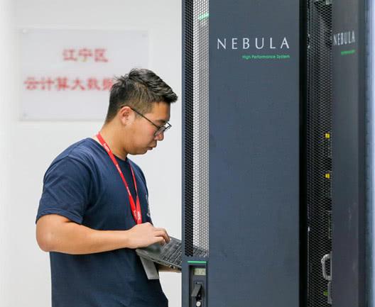 工作人员正在调试江宁区云计算大数据中心的设备