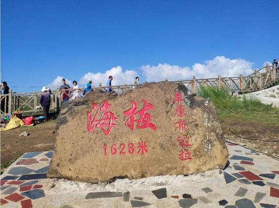 中途停车休息的地点,是海拔1628米的草原布达拉。