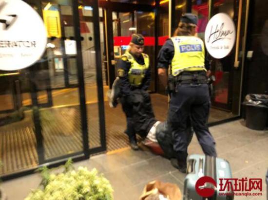 曾先生的父亲被瑞典警察拖出酒店。