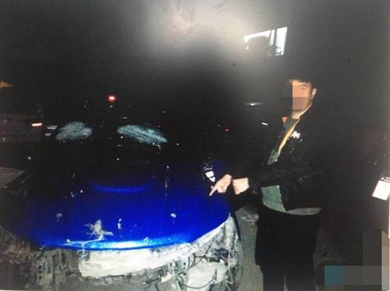 男子驾车闯卡还竖中指挑衅民警 民警开车追踪他掉头冲撞警车