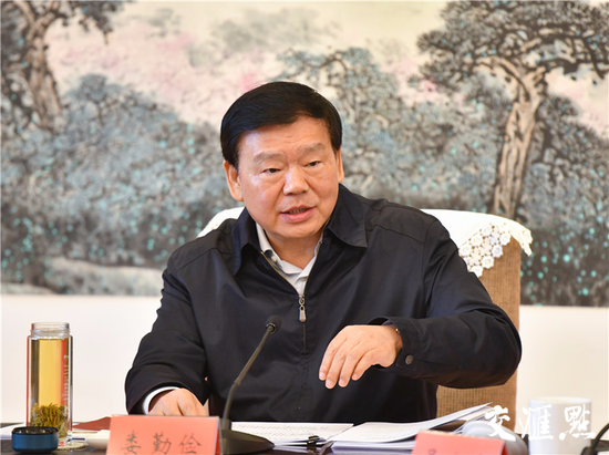 省委书记娄勤俭主持会议。交汇点记者肖勇摄