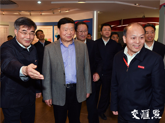 省委书记娄勤俭参观江苏大学校史博物馆。记者 肖勇摄