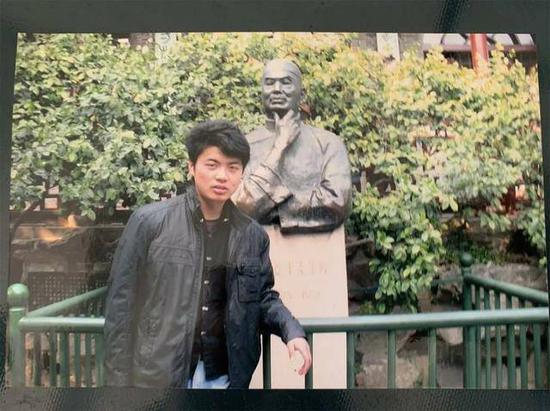 国庆阅兵文职人员方队中 有一位帅小伙来自无锡