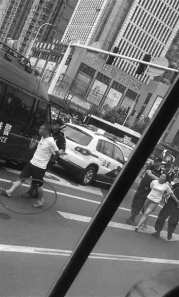 肇事司机被警方带走。