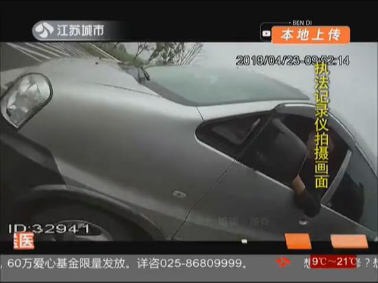 孕妇羊水破裂担心路上拥堵 警车开道护航送医