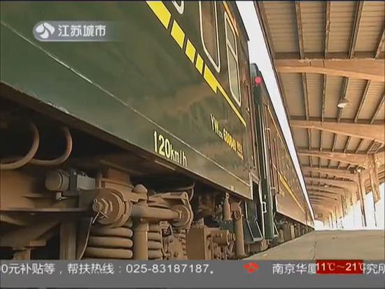 男子无票强行上火车 砸破车门被拘