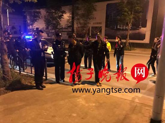 盗窃150斤重扣件藏身上 不料散落一地露马脚被抓