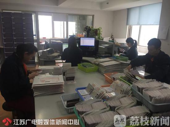 南京市出入境管理部门出新政 让申请人只跑一