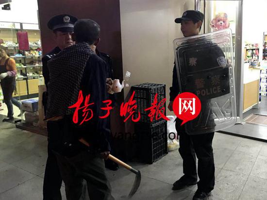 男子酒后拿镰刀进超市发飙 民警使妙计缴获