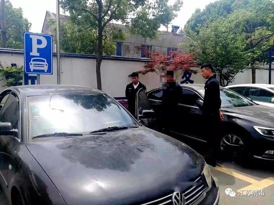 “有人追杀我！”男子吸毒后产生幻觉车开进派出所