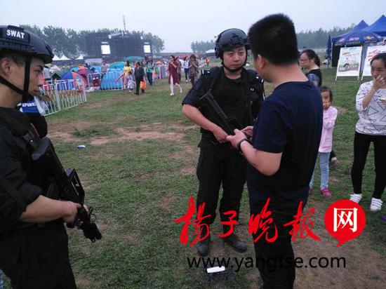 多架无人机“黑飞”音乐节上空 警方无人机依法拦截